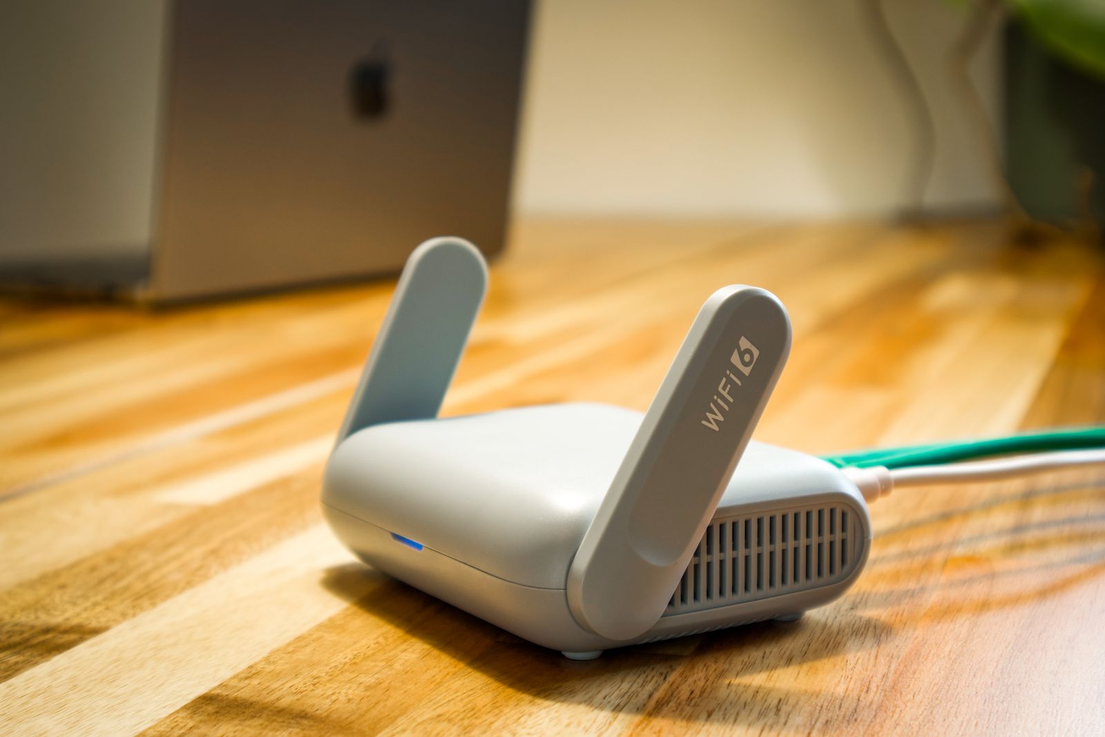 Современный Wi-Fi 6 роутер с подключённым сетевым кабелем