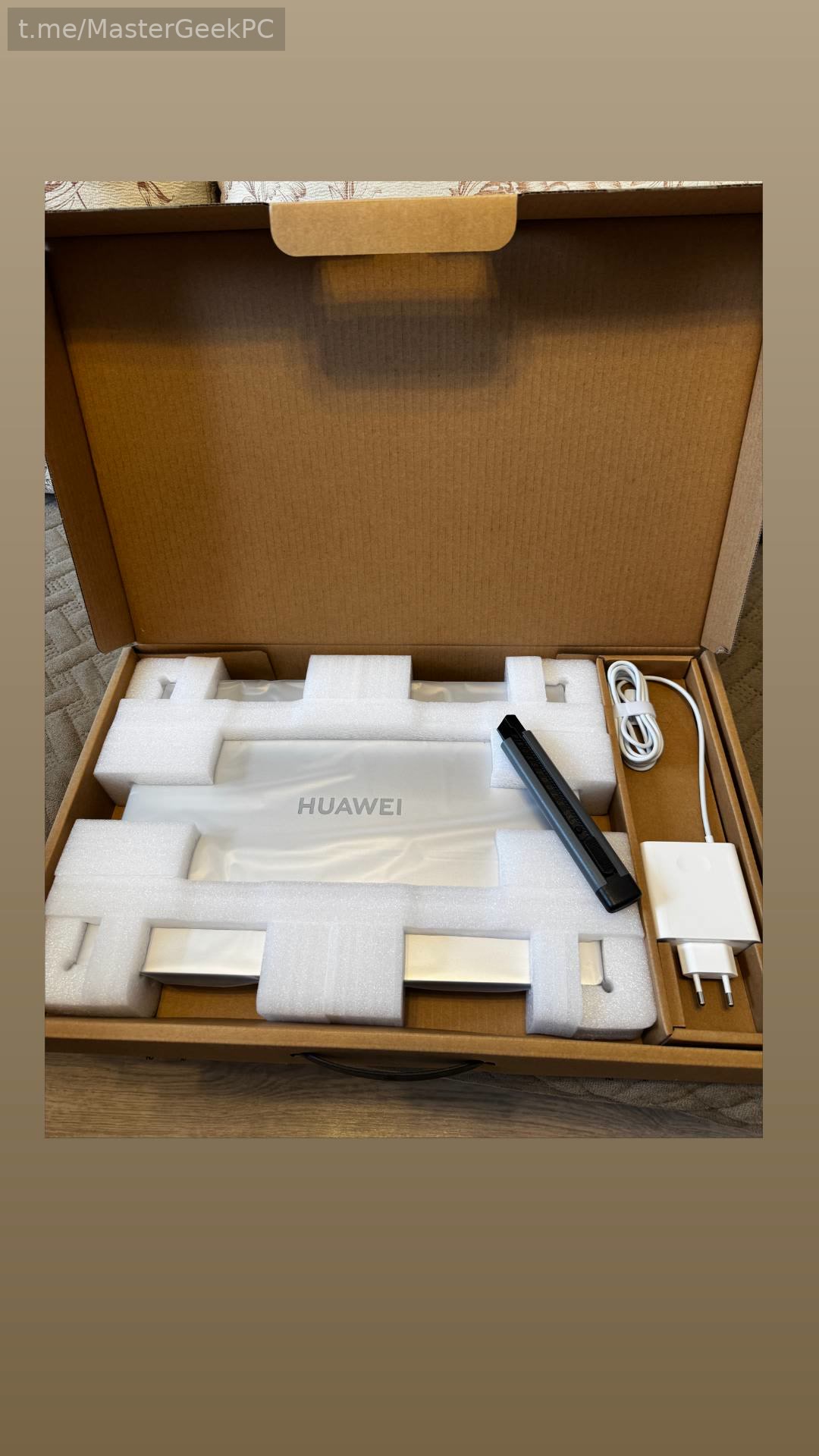 Распаковка нового ноутбука Huawei перед первичной настройкой под задачи клиента.